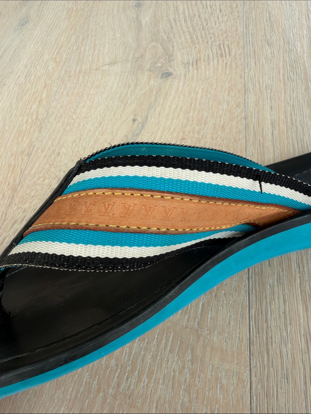 Louis Vuitton men’s flip flops - Picture 3 of 10